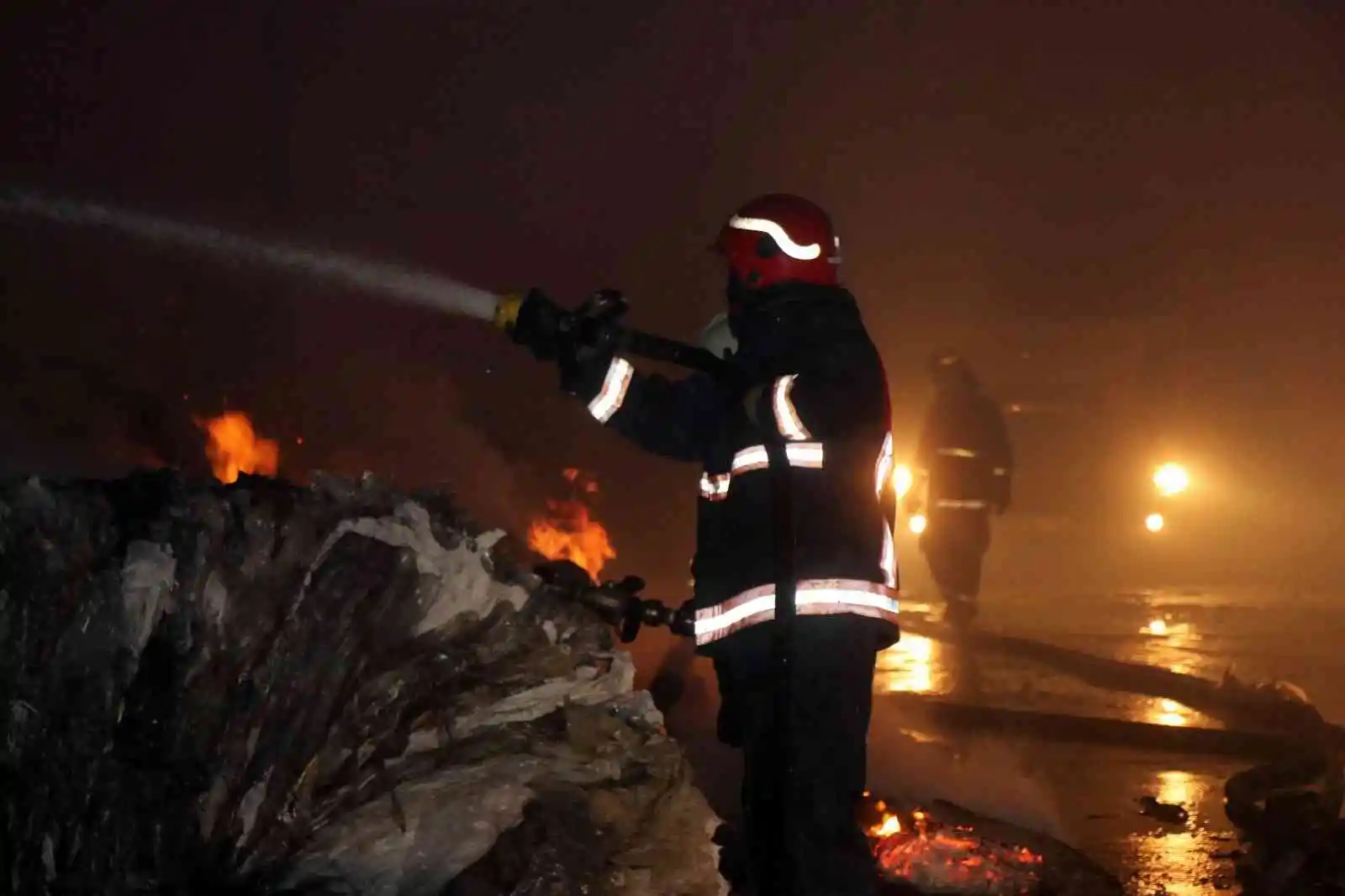 Geri dönüşüm fabrikasında korkutan yangın: 1 itfaiye eri yaralandı
