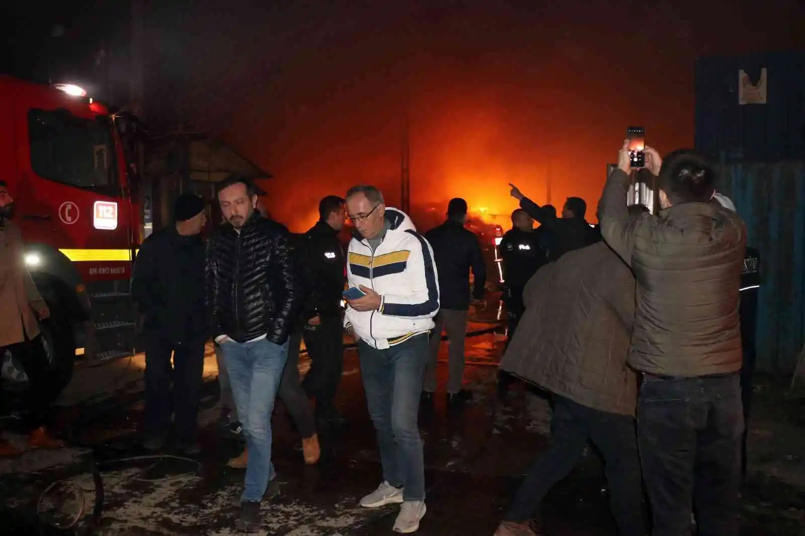 Geri dönüşüm fabrikasında korkutan yangın: 1 itfaiye eri yaralandı