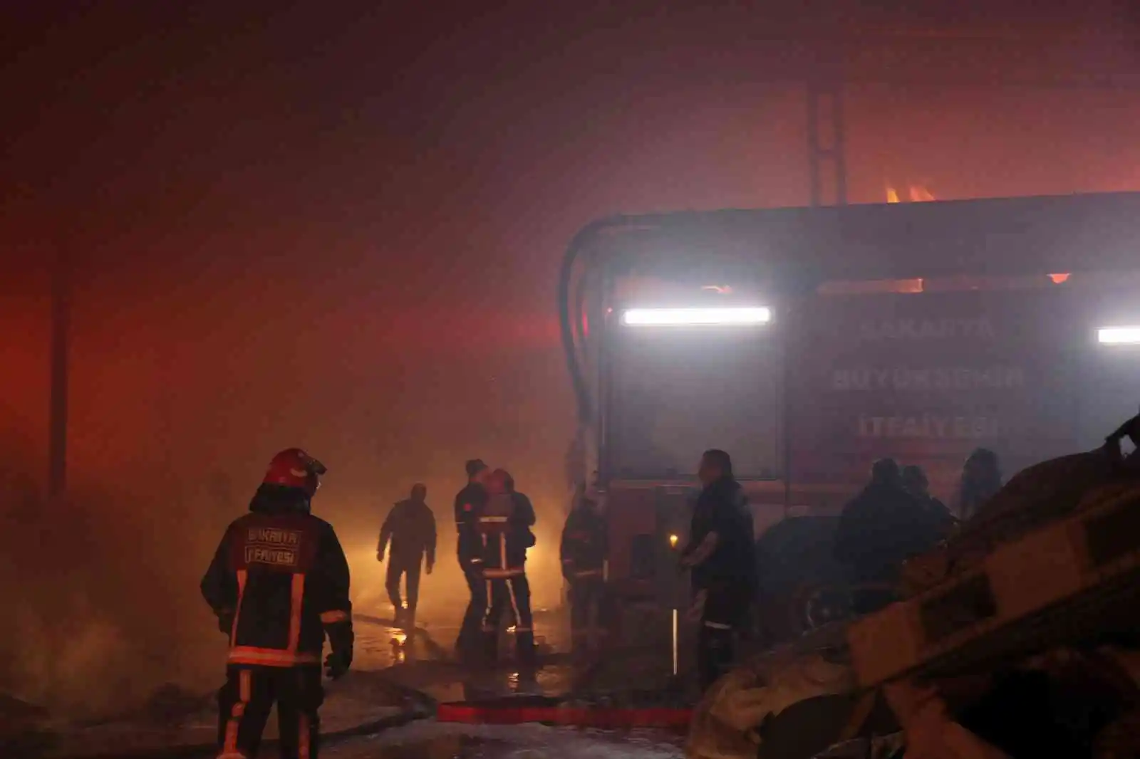 Geri dönüşüm fabrikasında korkutan yangın: 1 itfaiye eri yaralandı
