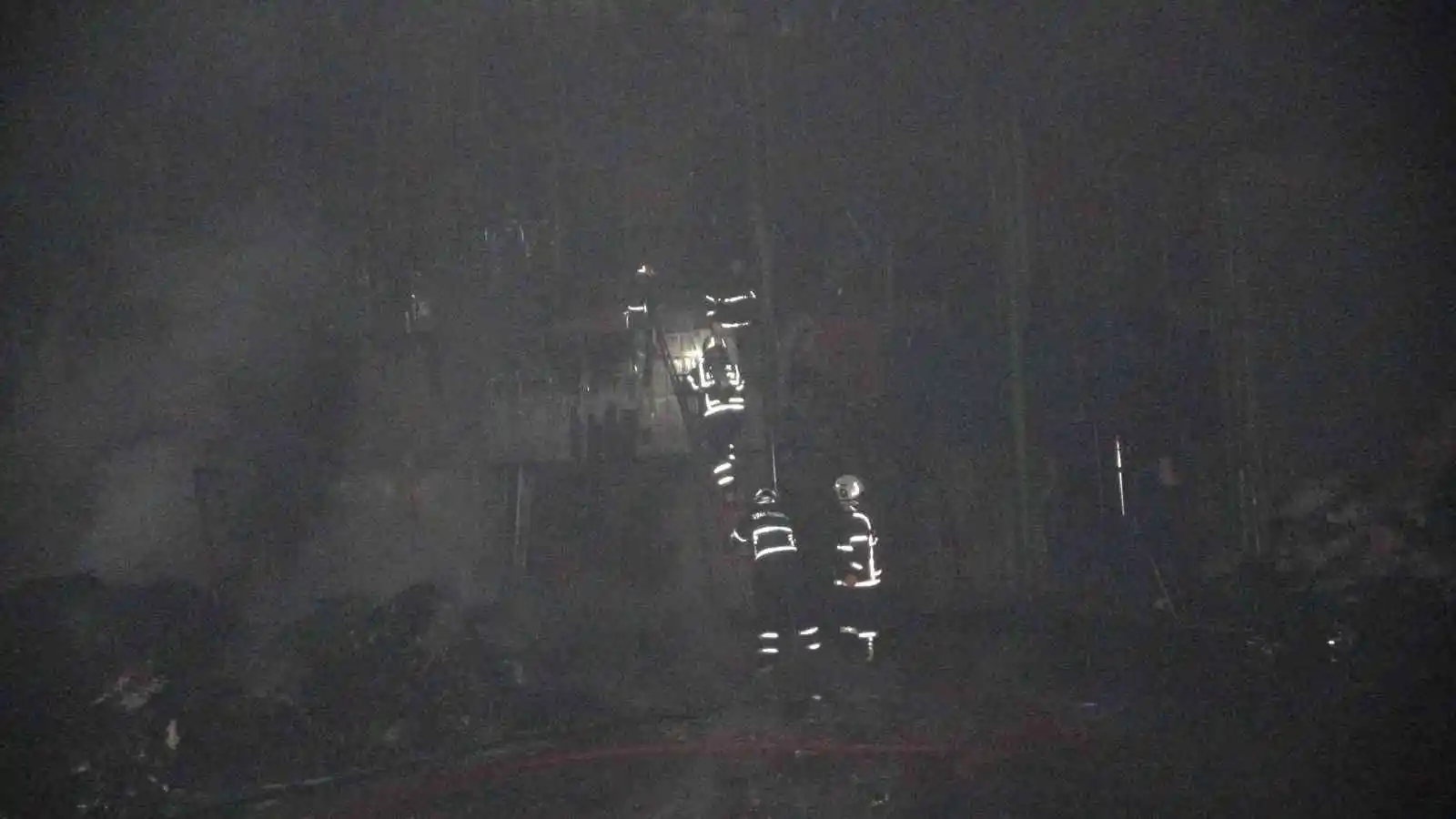 Geri dönüşüm fabrikasında yangın: Alevler geceyi aydınlattı
