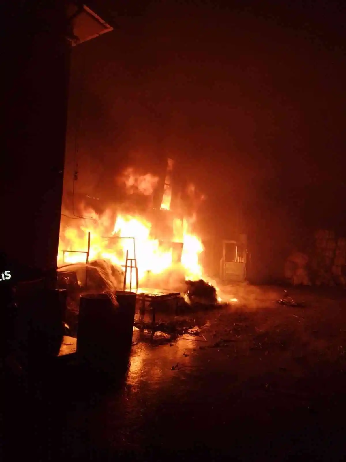 Geri dönüşüm fabrikasında yangın: Alevler geceyi aydınlattı

