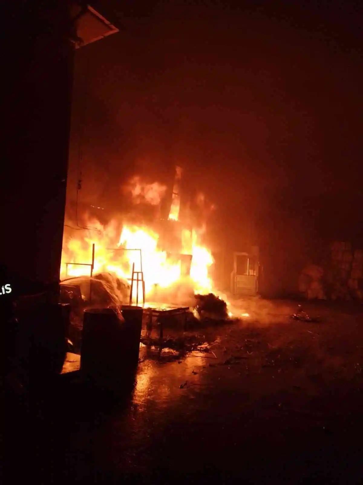 Geri dönüşüm fabrikasında yangın: Alevler geceyi aydınlattı