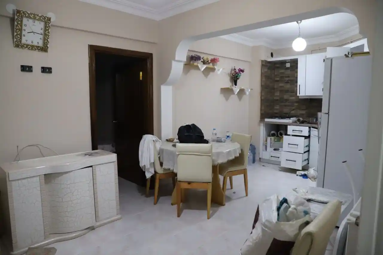 Girdikleri apartmanda 9 daireyi soyup sırra kadem bastılar