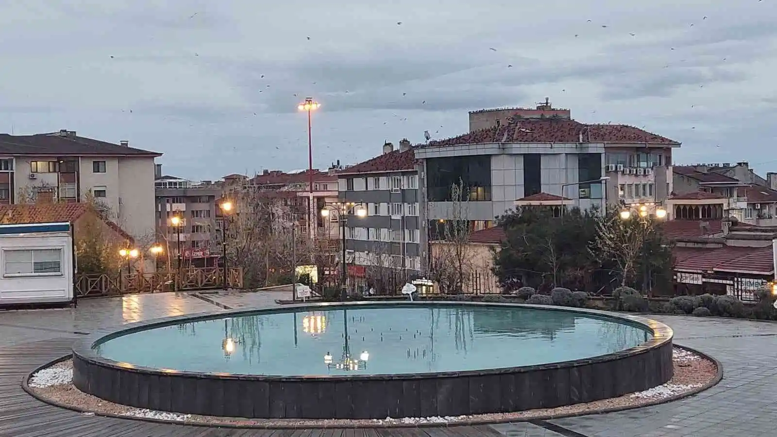 Gökyüzünü kaplayan karga sürüsü korku filmlerini aratmadı