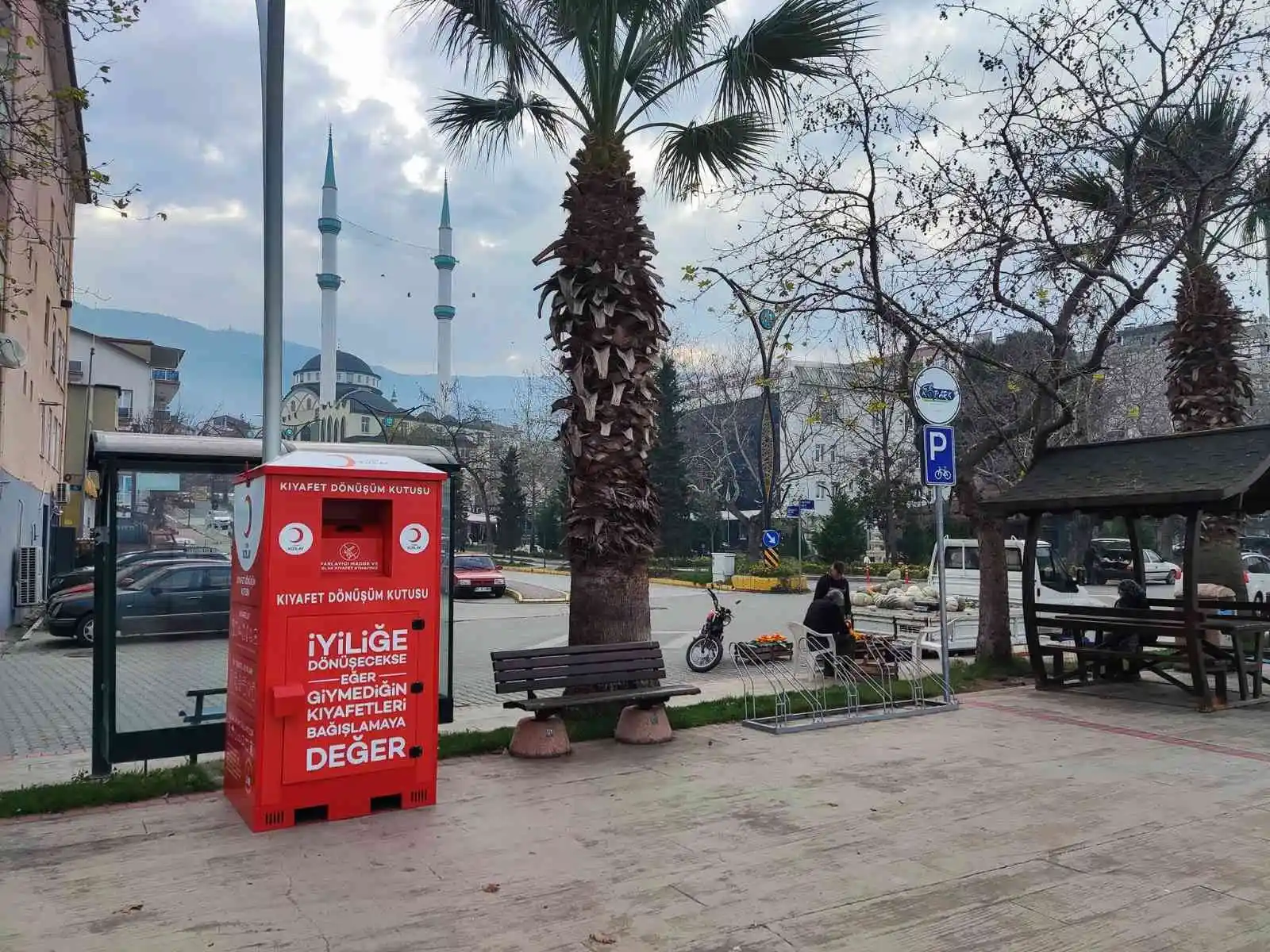 Gölcük’ün 100 farklı noktasına kıyafet dönüşüm kutuları yerleştirildi