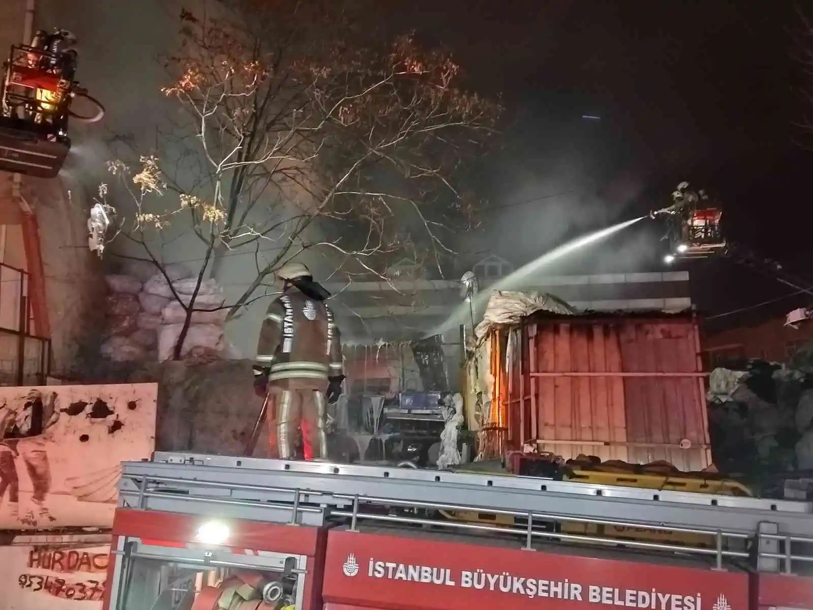 Güngören’de 2 katlı plastik ve hurda deposundaki yangın itfaiye ekiplerince söndürüldü
