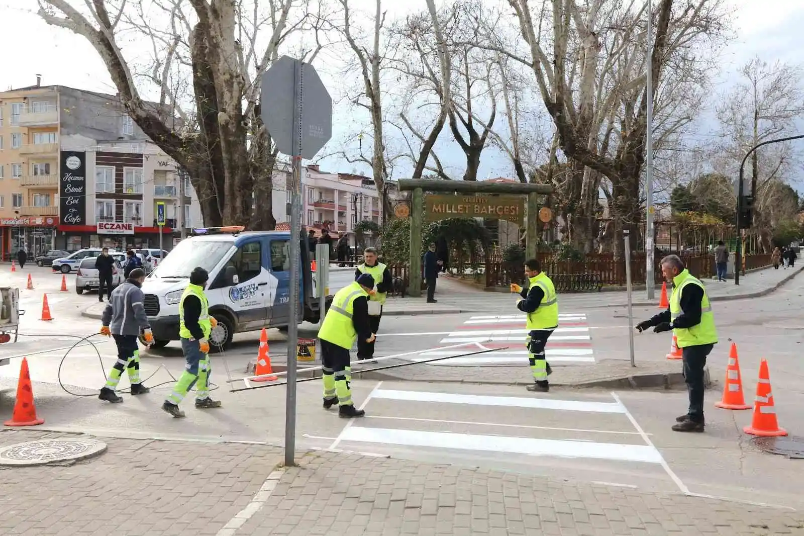 Gürsu'da yaya güvenliği için yol işaretleri yenileniyor
