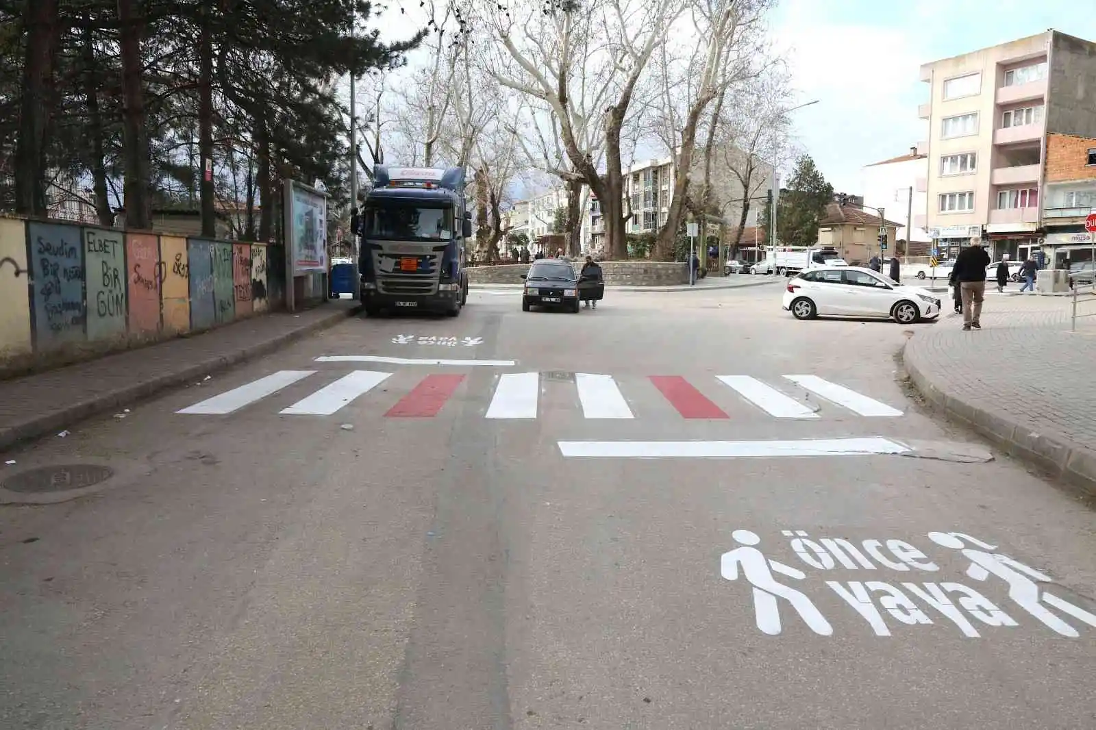 Gürsu’da yaya güvenliği için yol işaretleri yenileniyor
