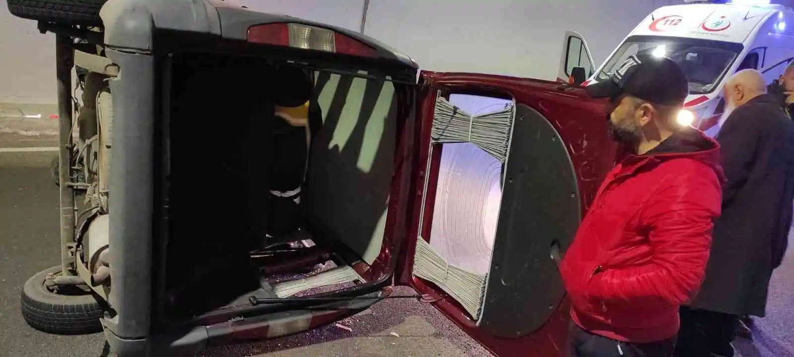 Hafif ticari araç tünel içinde yan yattı: 2 yaralı