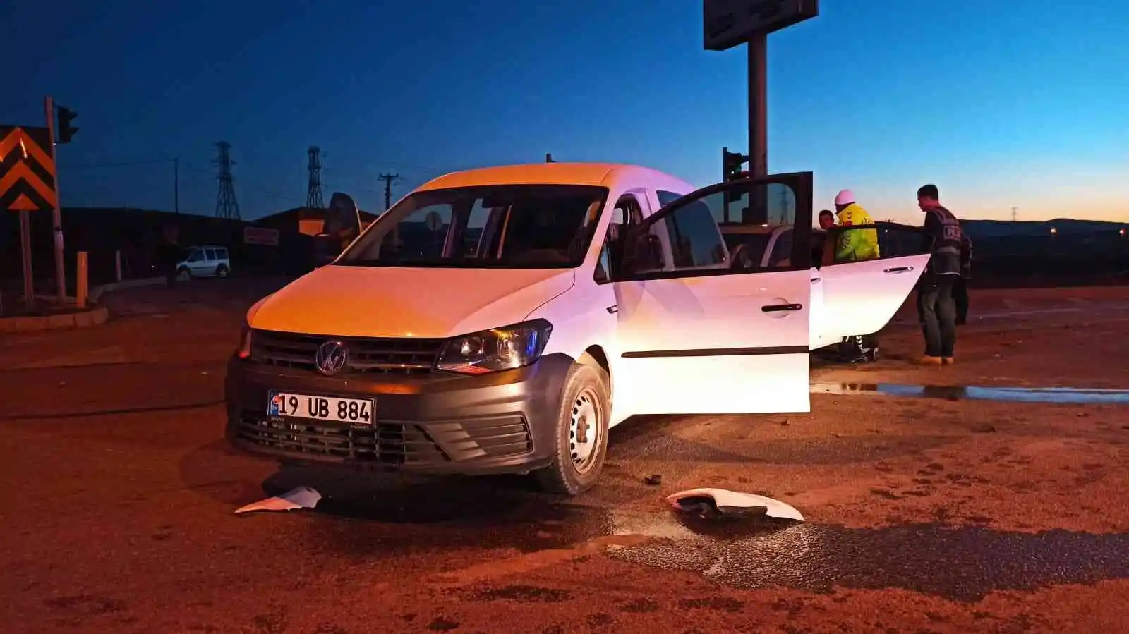 Hafif ticari araç ve otomobil çarpıştı: 7 yaralı