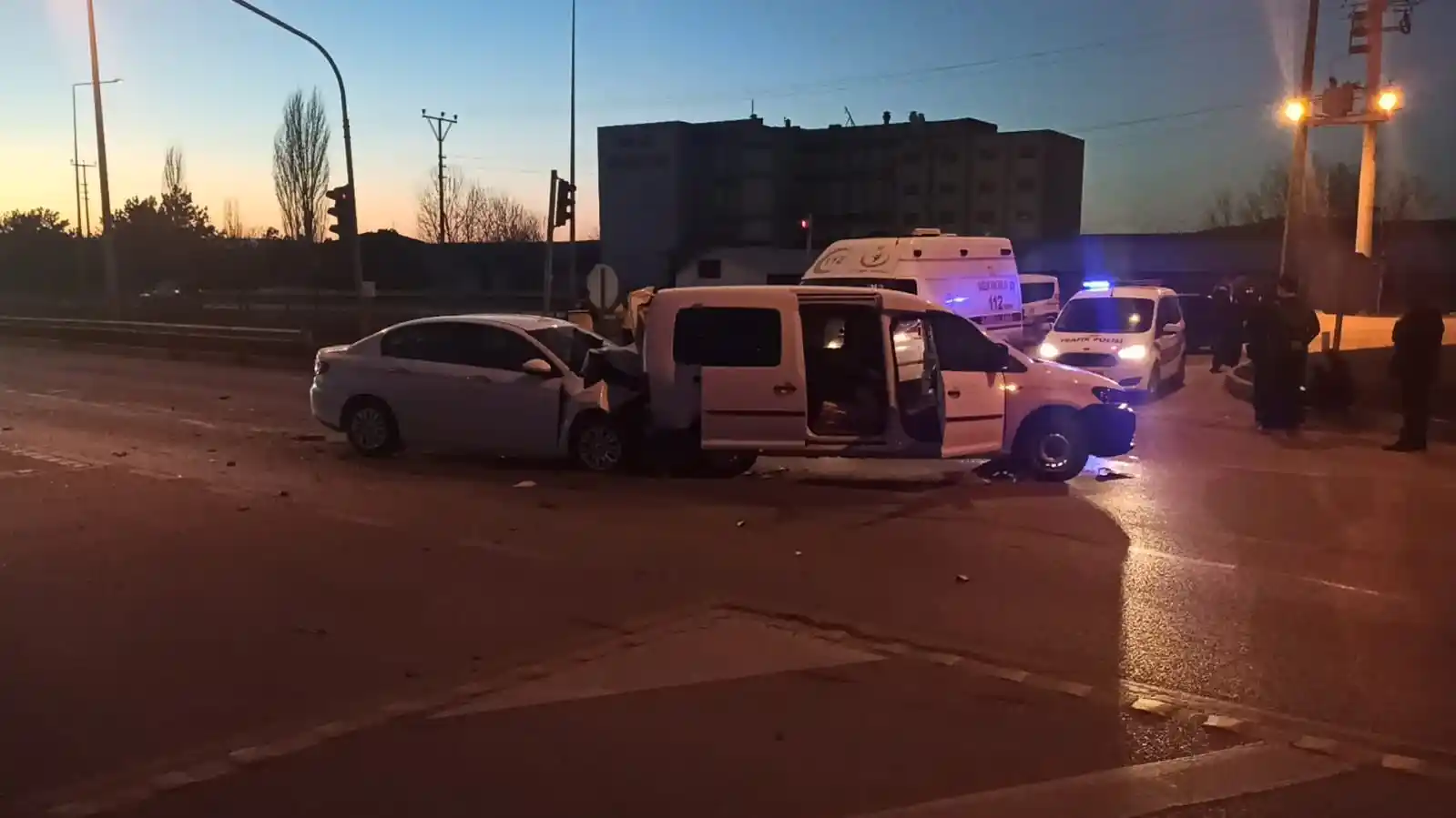Hafif ticari araç ve otomobil çarpıştı: 7 yaralı