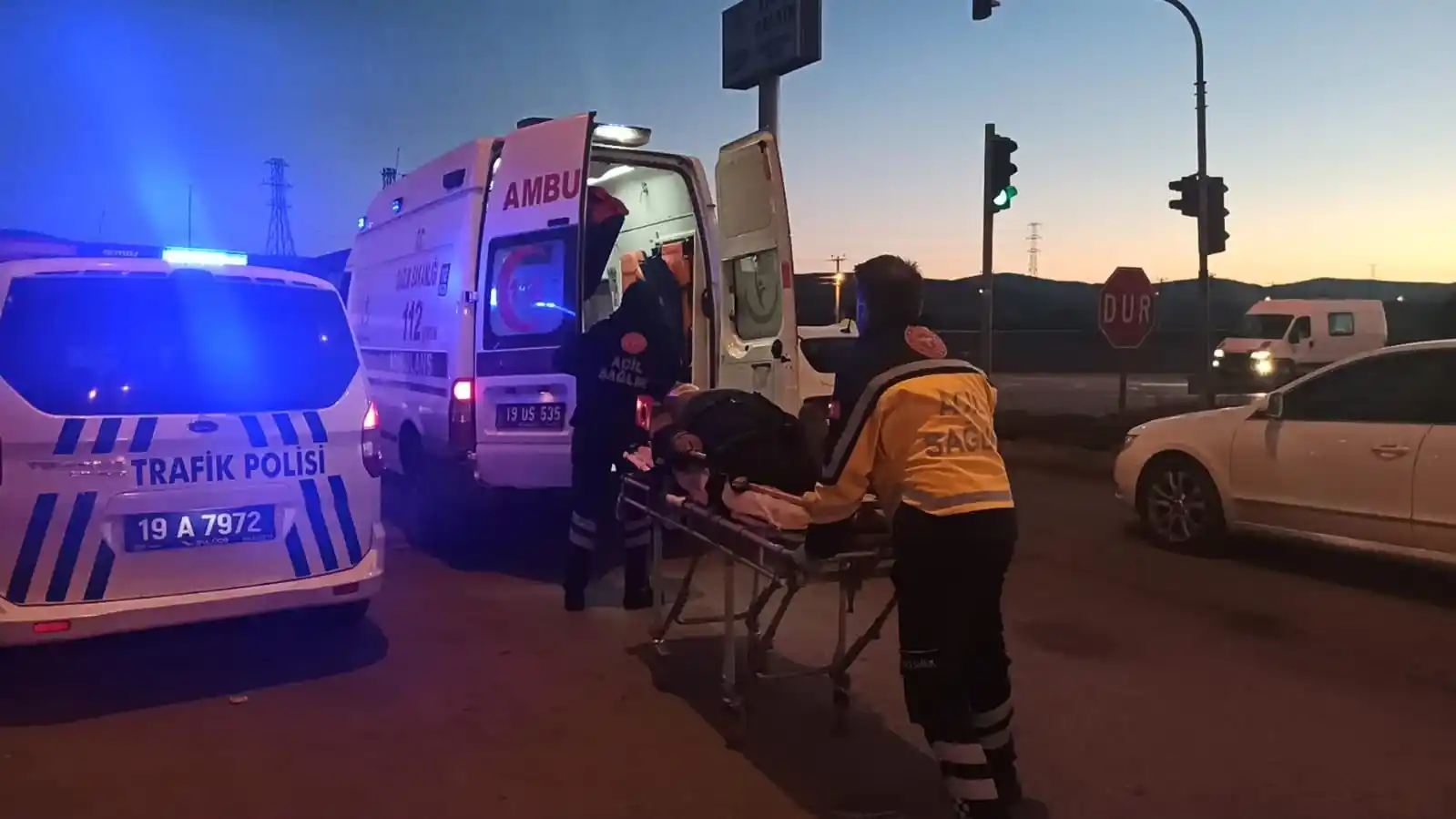 Hafif ticari araç ve otomobil çarpıştı: 7 yaralı