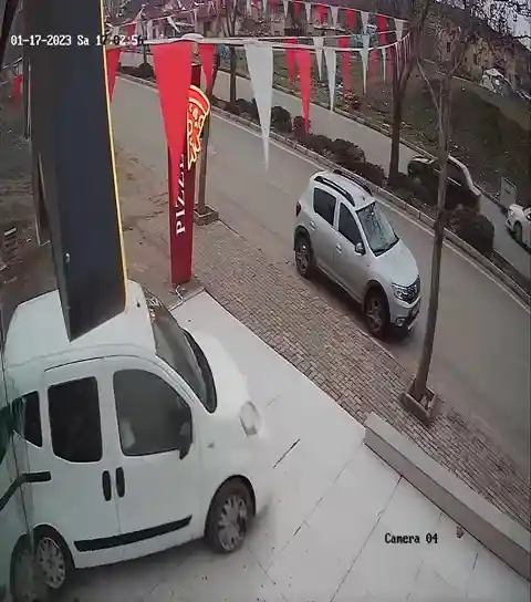 Hafif ticari aracın iş yerinin vitrinine çarpma anı güvenlik kamerasında