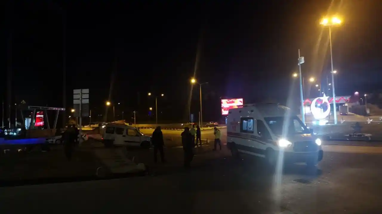 Hafif ticari araçla çarpışan otomobil kaldırıma devrildi: 3 yaralı