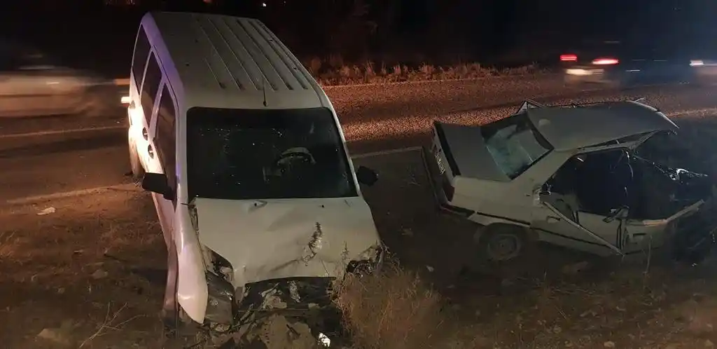 Hafif ticari araçla otomobil çarpıştı: 5 yaralı