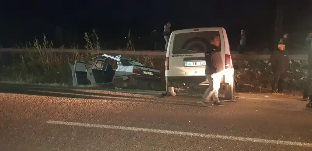 Hafif ticari araçla otomobil çarpıştı: 5 yaralı