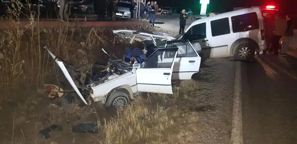 Hafif ticari araçla otomobil çarpıştı: 5 yaralı