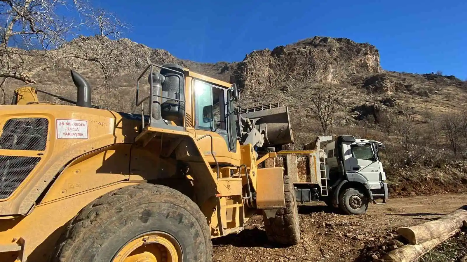 Hakkari’de yol onarım ve stabilize çalışması devam ediyor