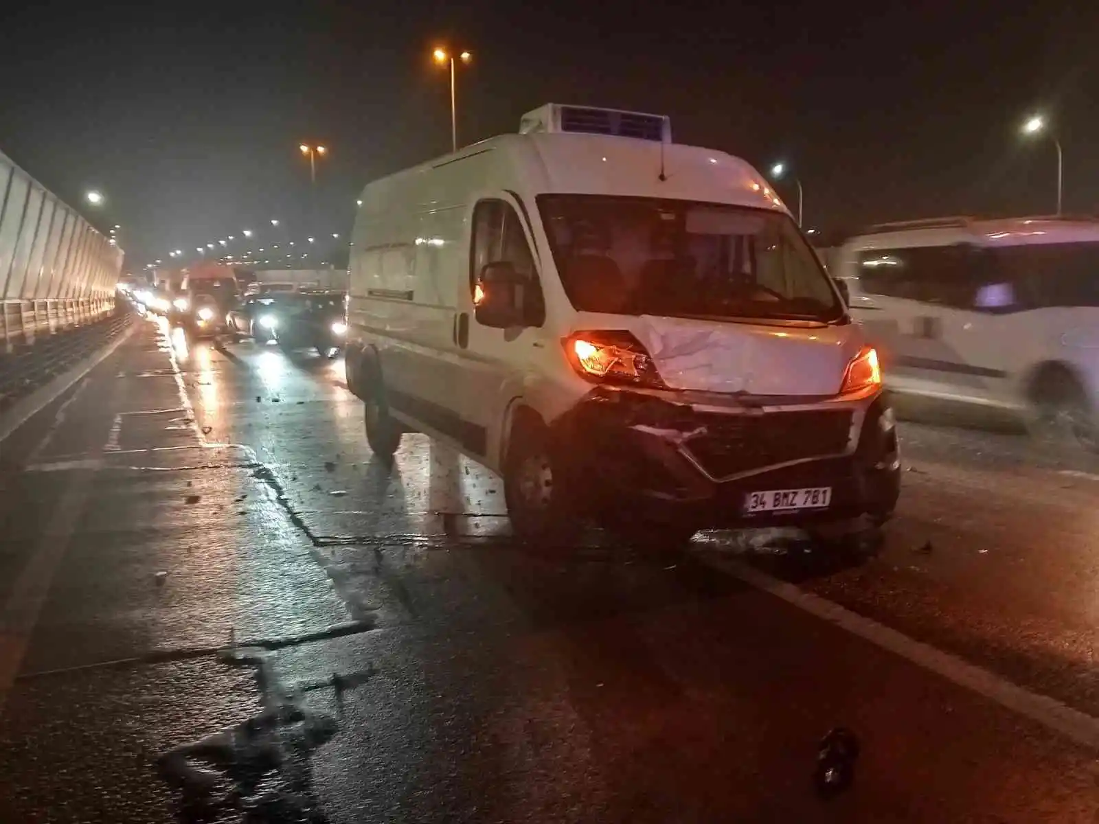 Haliç Köprüsü üzerinde panelvan araçla çarpışan otomobil takla atıp ters döndü