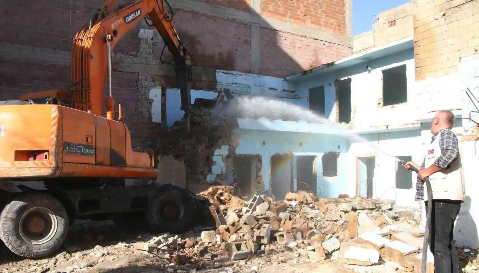 Haliliye’de riskli ve metruk yapılar yıkılıyor