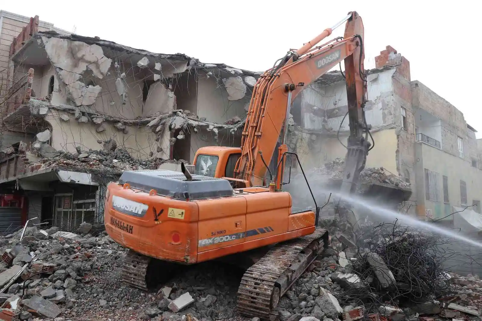 Haliliye’de riskli ve metruk yapılar yıkılıyor