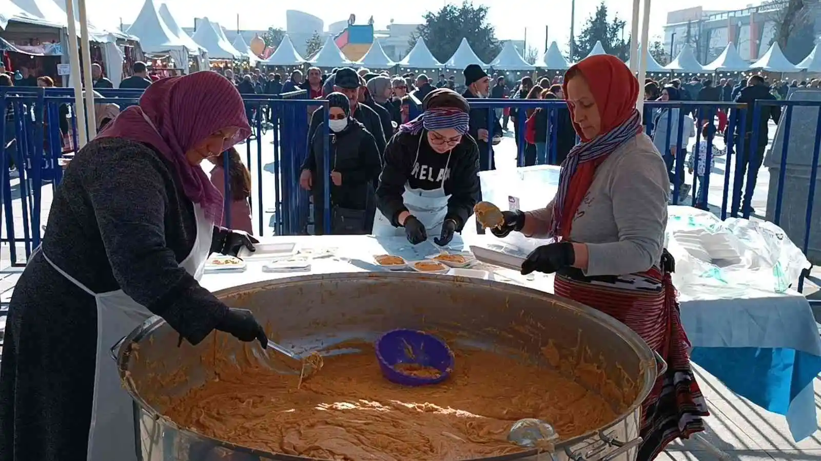 Hamsi Festivali'nde kuymak için uzun kuyruk oluştu