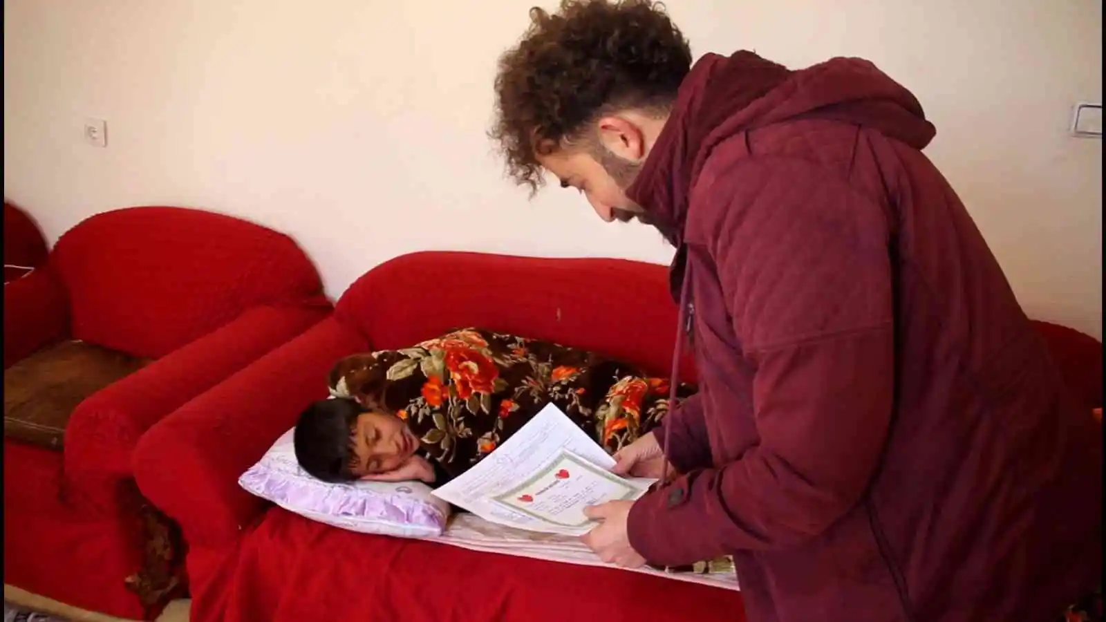 Hasta öğrencisine karnesini evinde vererek sürpriz yaptı