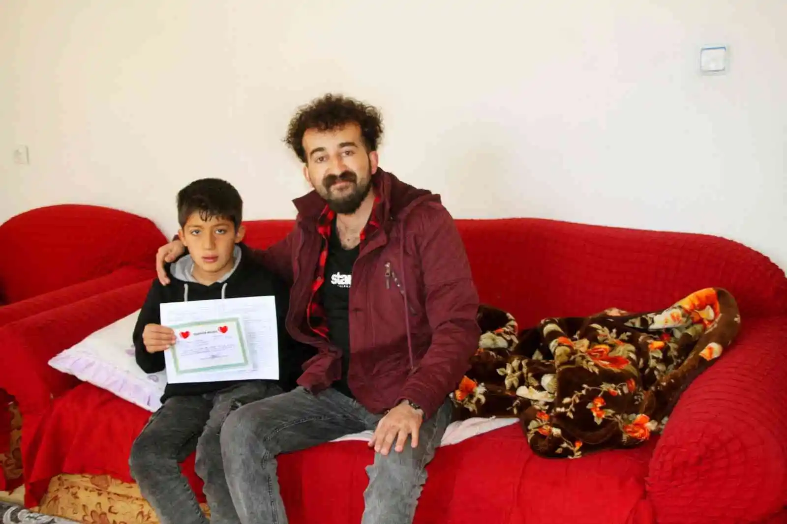 Hasta öğrencisine karnesini evinde vererek sürpriz yaptı