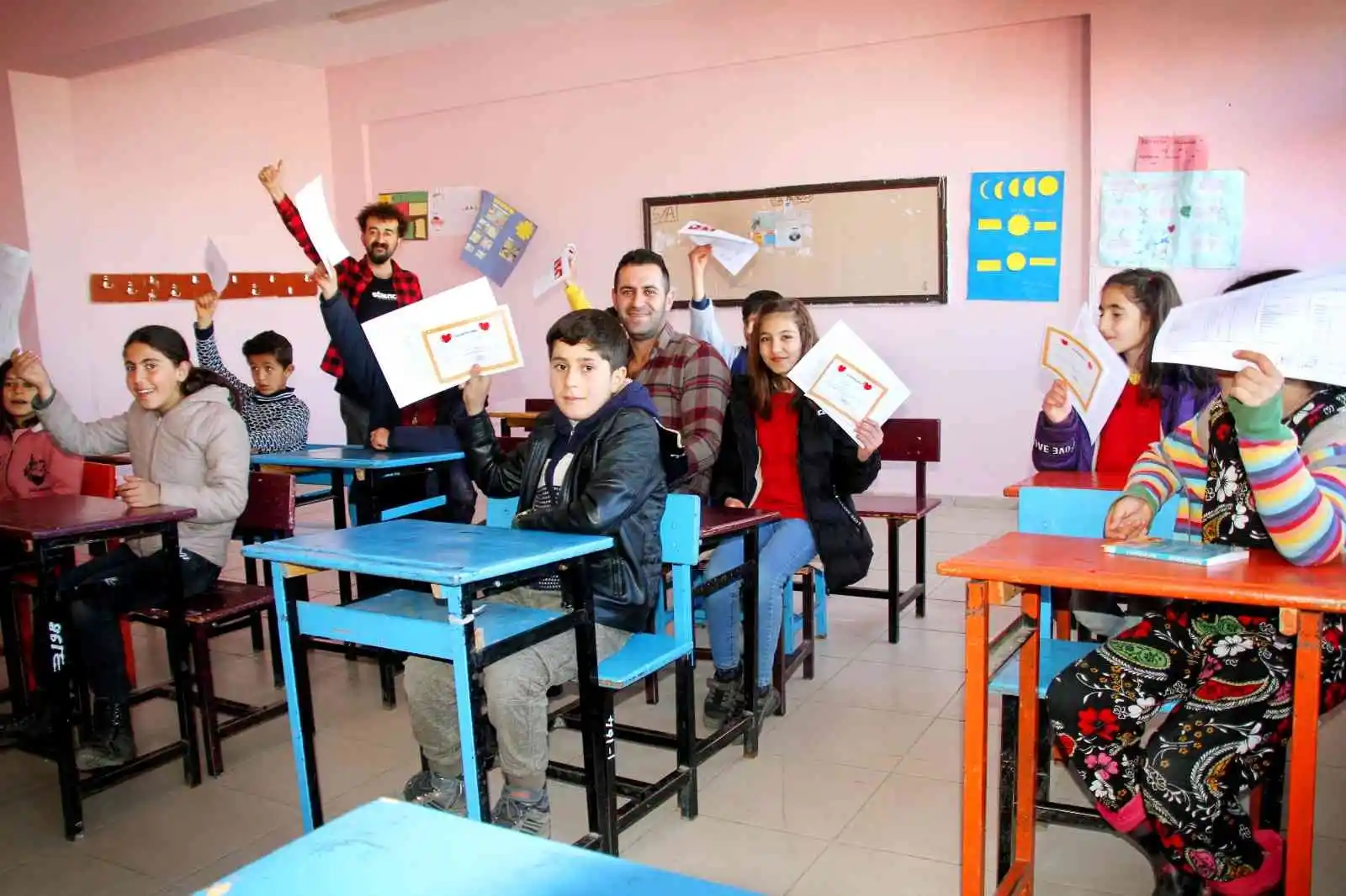 Hasta öğrencisine karnesini evinde vererek sürpriz yaptı