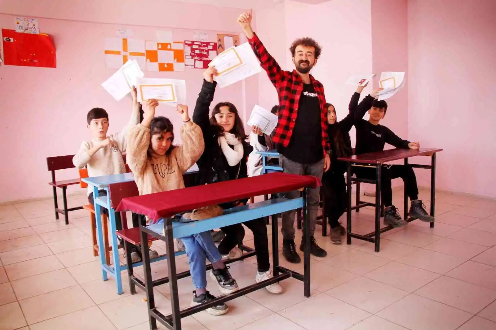 Hasta öğrencisine karnesini evinde vererek sürpriz yaptı
