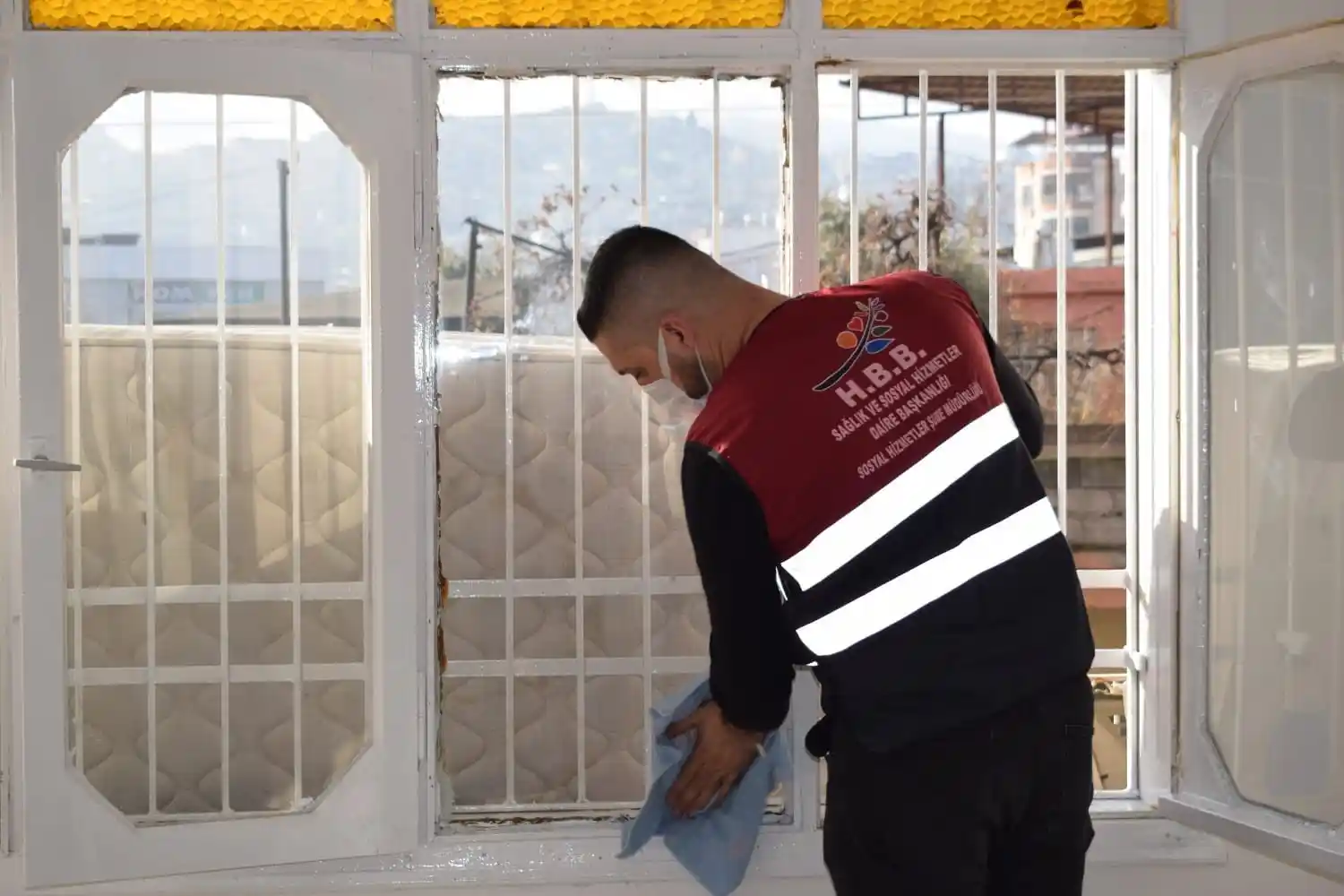 Hatay’da evi yanan aileye destek