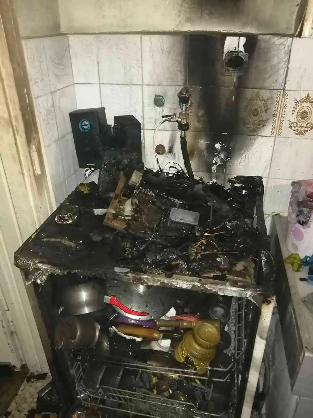 Hatay’da evi yanan aileye destek