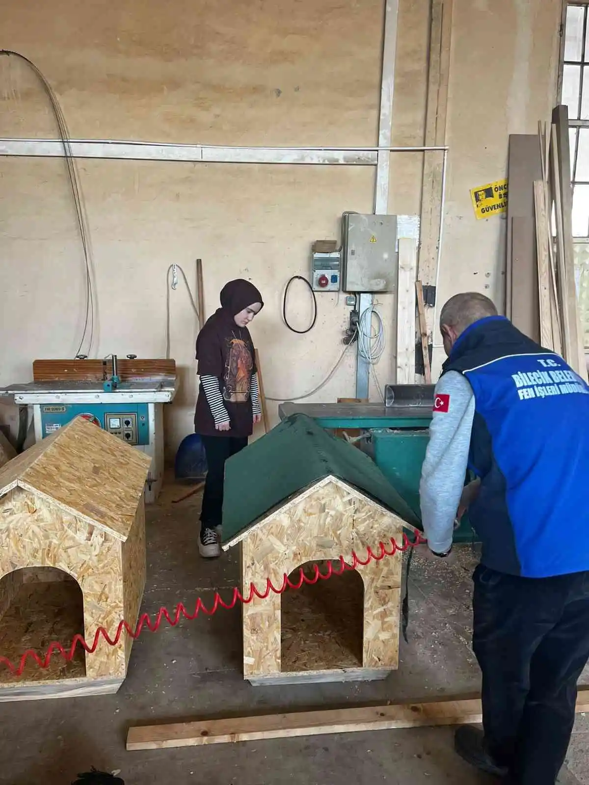 Hayır panayırda toplanan parayla 10 adet kedi ve köpek kulübesi yapıldı