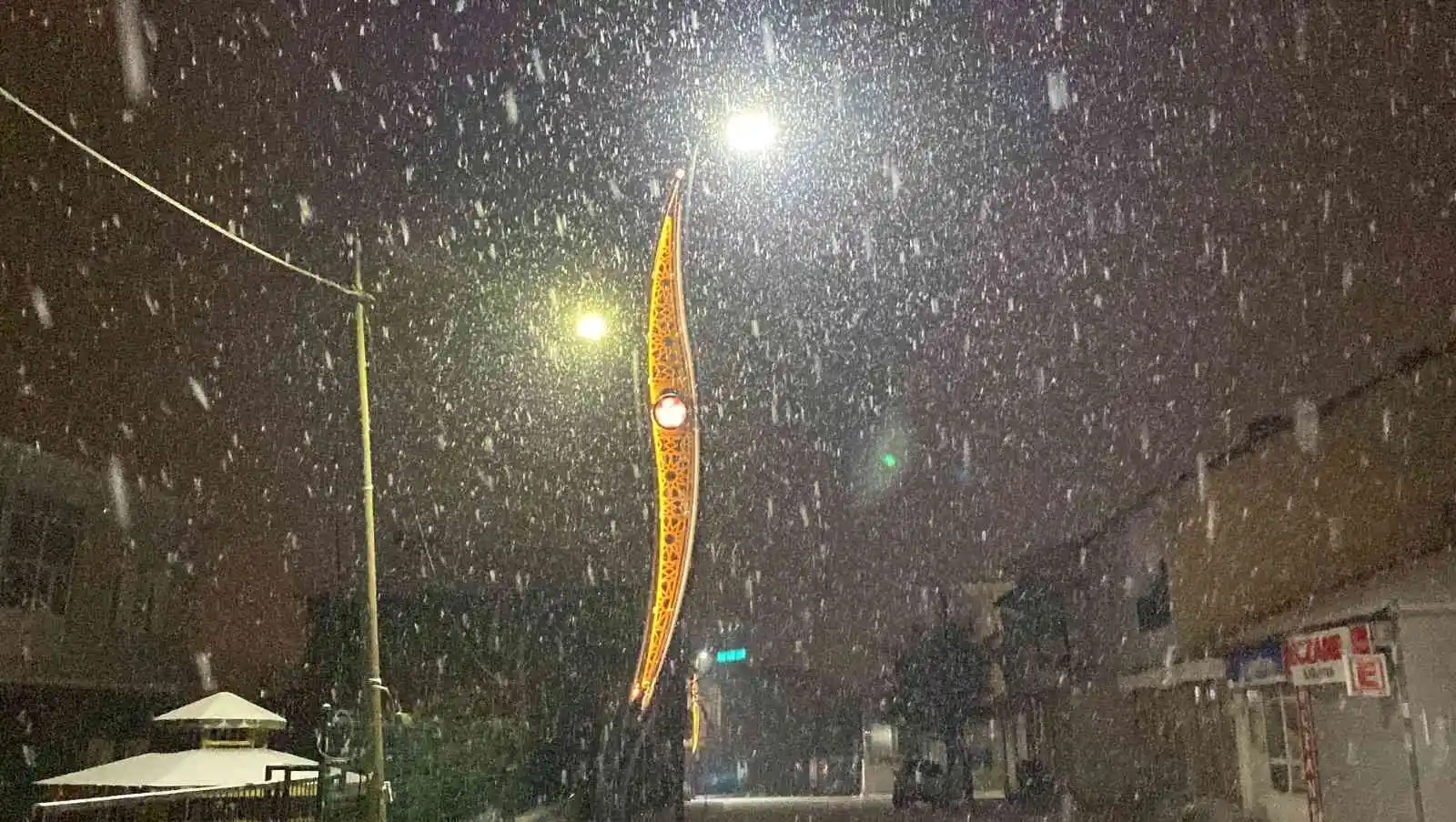 Her kış metrelerce karın yağdığı Karlıova yeni beyaza büründü