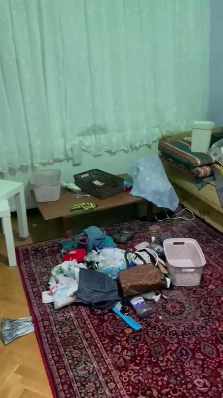 Hırsızları kapısını kırarak girdikleri gurbetçinin evini talan etti