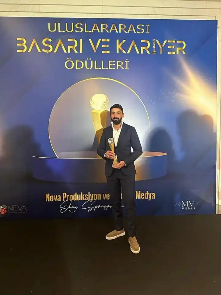Hollanda'da Oltu Cağ kebabı ile yılın en iyi restaurant ödülünü aldı