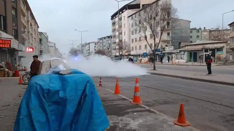 Iğdır’da akıl al almaz olay: Alev alan tüpü yolun ortasına attı