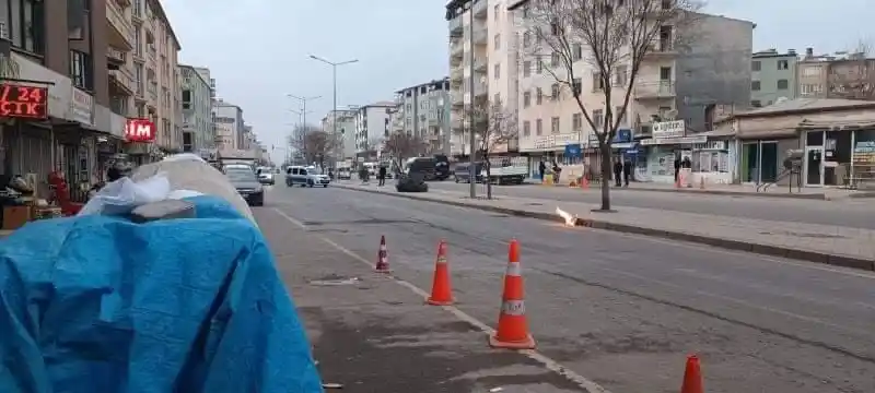 Iğdır’da akıl al almaz olay: Alev alan tüpü yolun ortasına attı