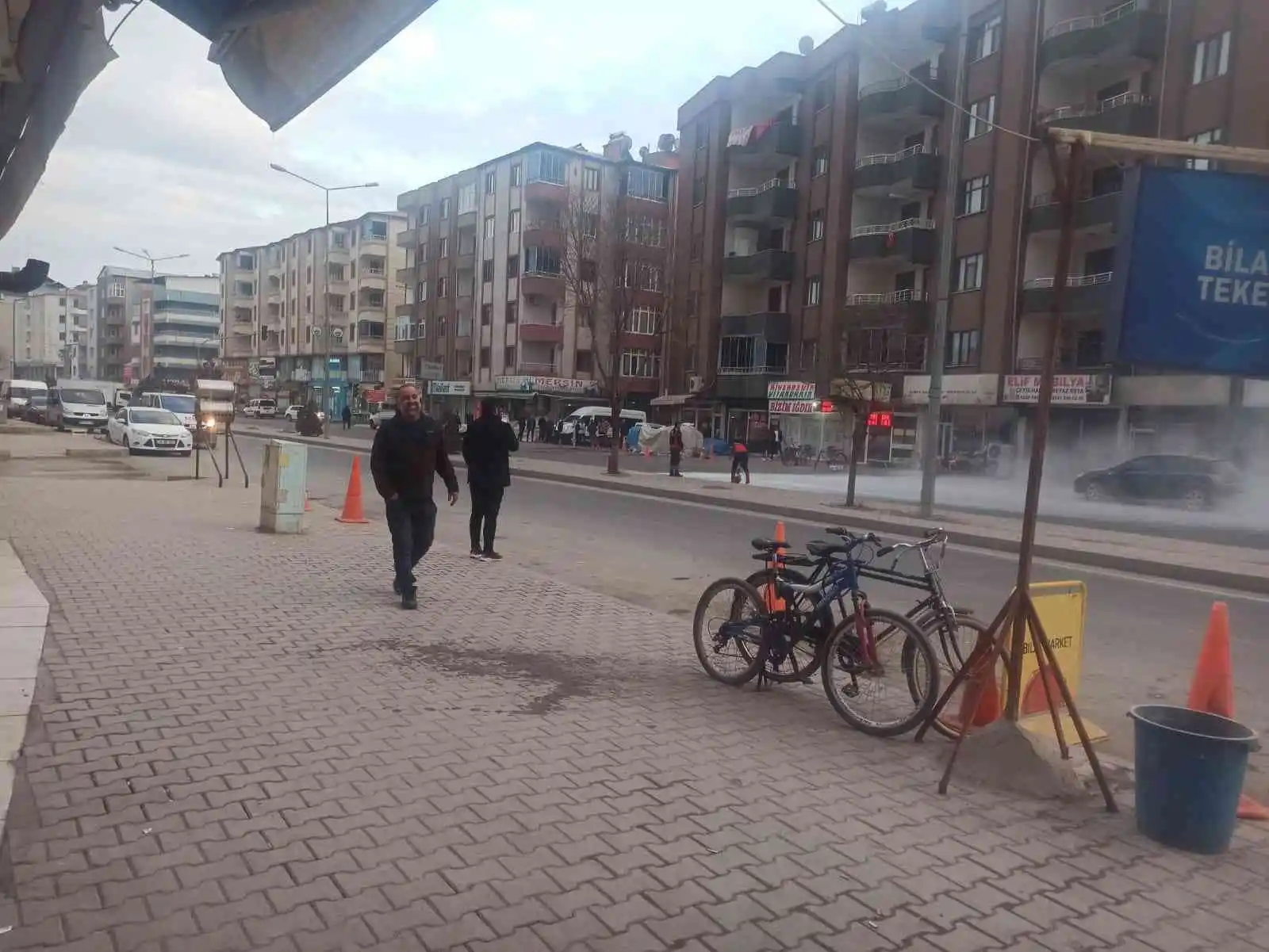 Iğdır’da akıl al almaz olay: Alev alan tüpü yolun ortasına attı