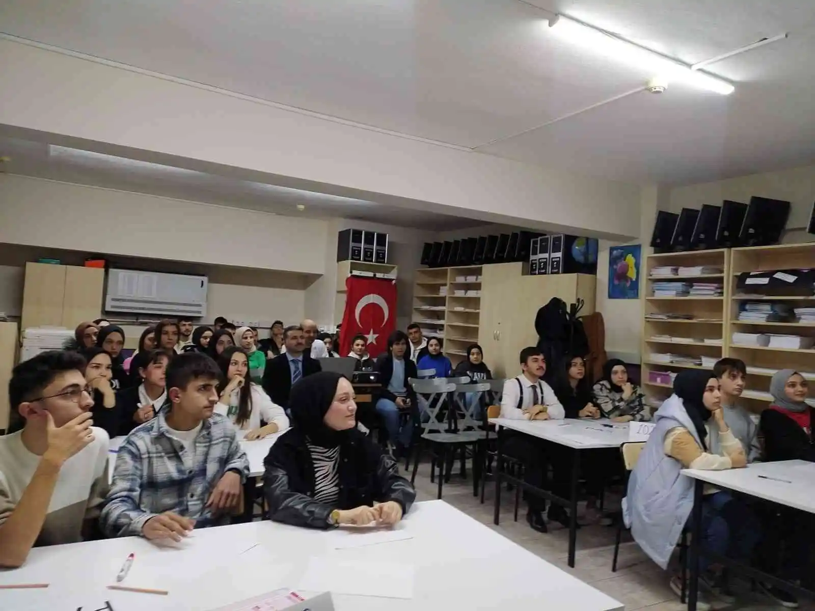 İLKEM, öğrencilerin eğitimine katkısını sürdürüyor