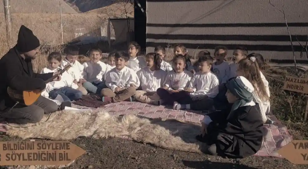İlkokul öğrencileri Yunus Emre'yi andı