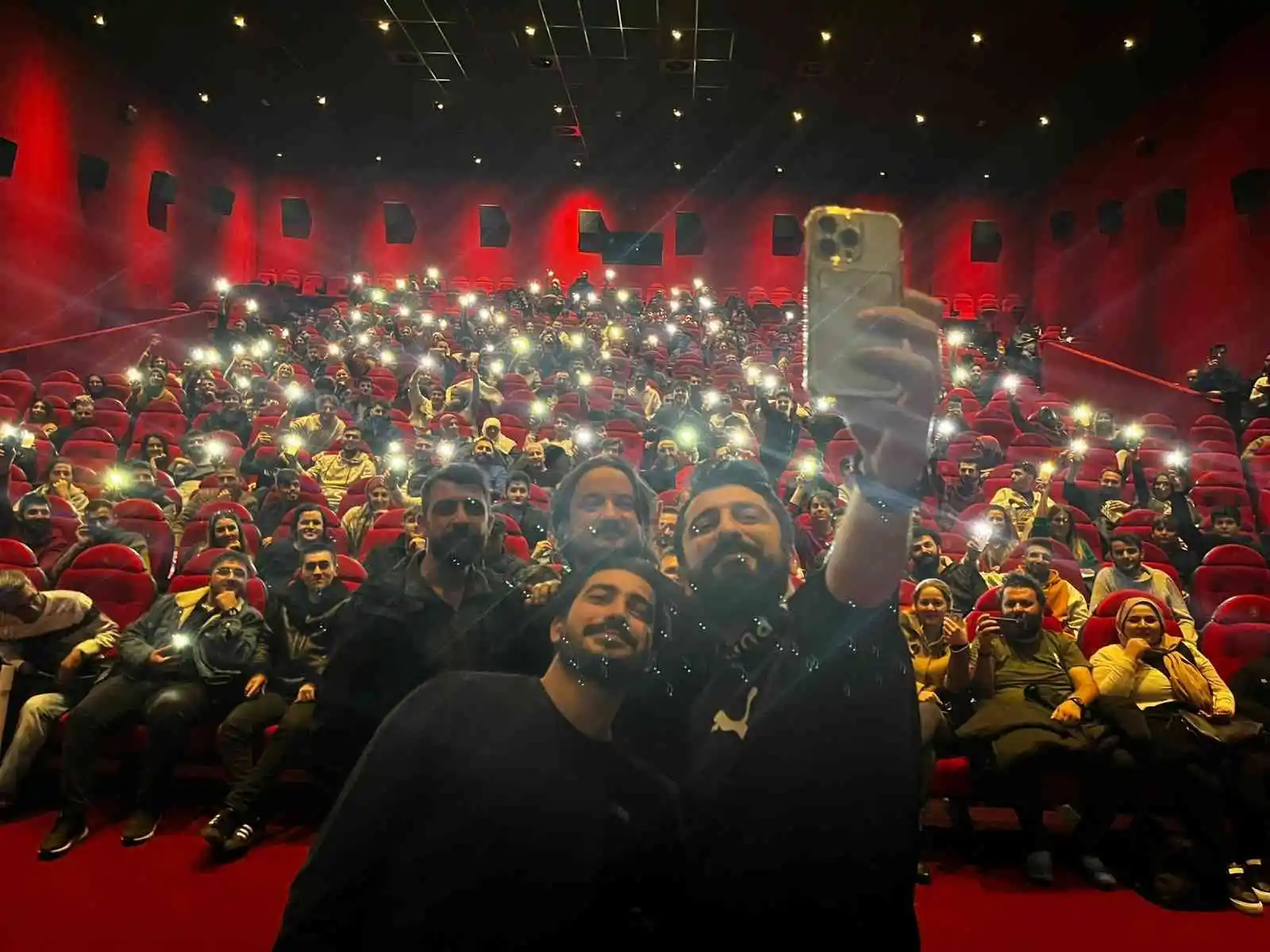 'İllegal Hayatlar' filmi oyuncuları Ceylan AVM'de seyirciyle buluştu