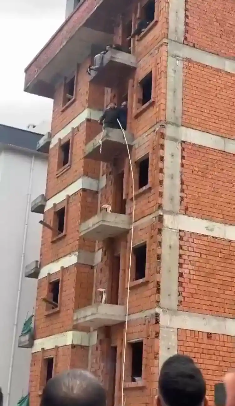 İntihar girişiminde bulunduğu binada dakikalarca asılı kaldı