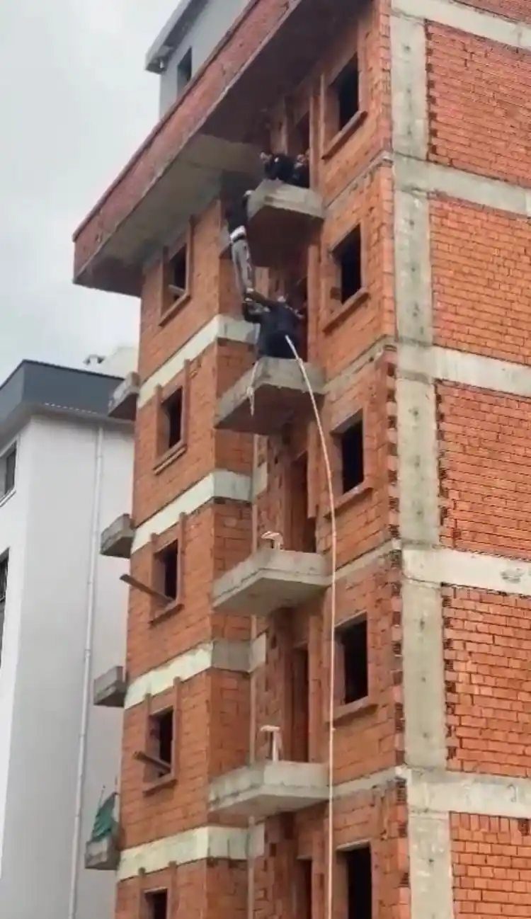 İntihar girişiminde bulunduğu binada dakikalarca asılı kaldı