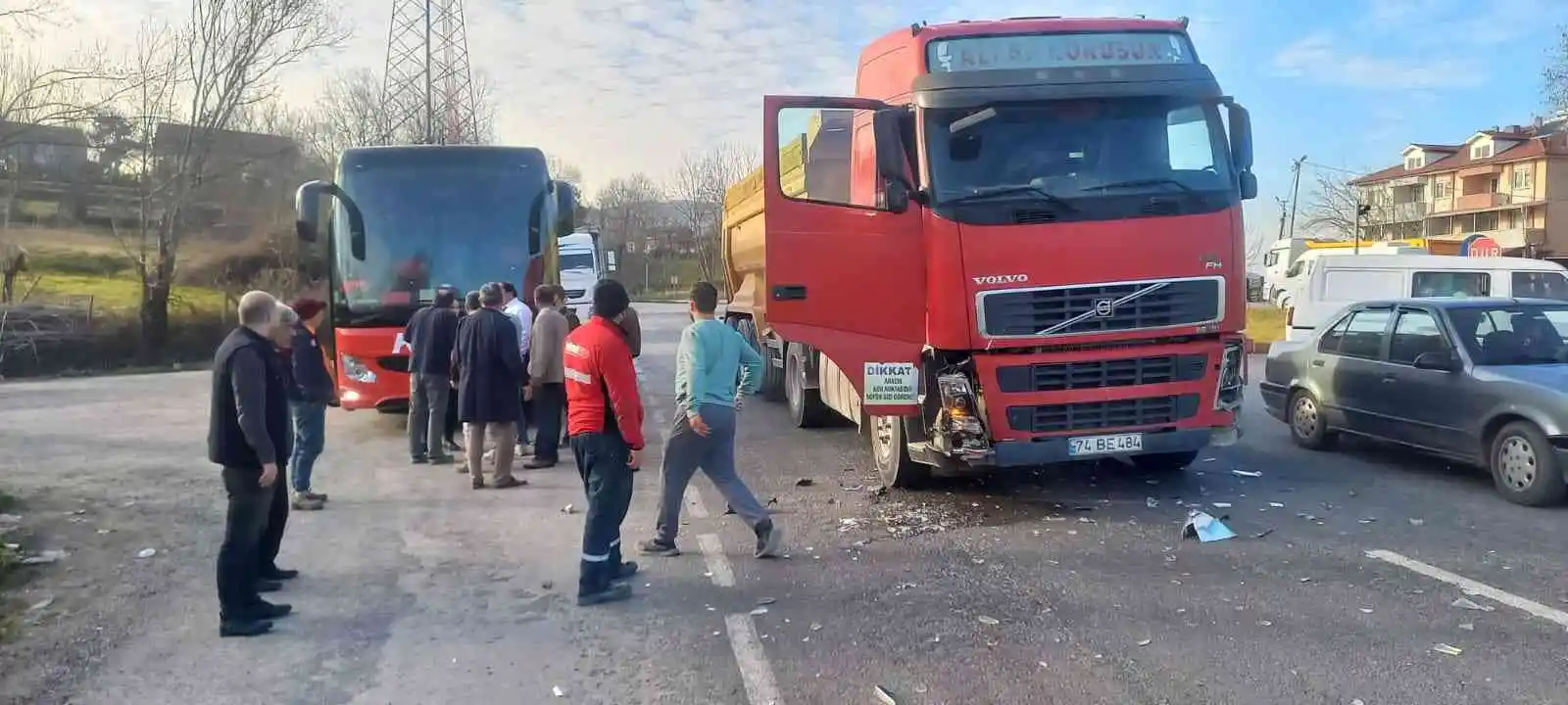 İş kamyonu ile otomobil çarpıştı: 1 yaralı
