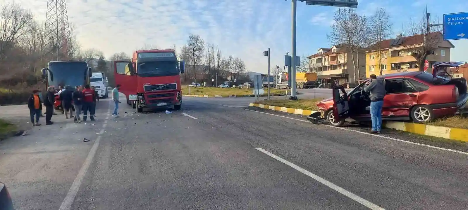 İş kamyonu ile otomobil çarpıştı: 1 yaralı