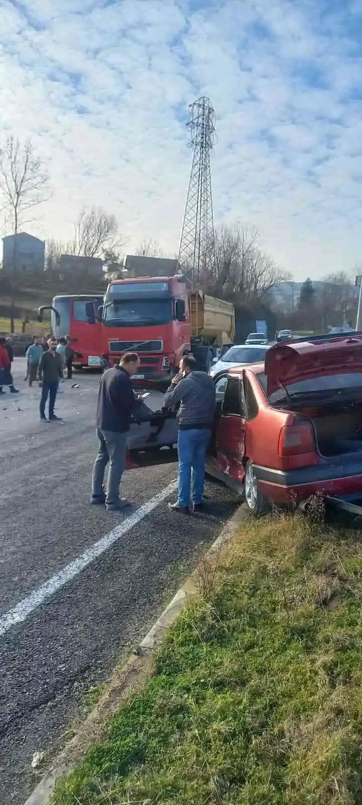 İş kamyonu ile otomobil çarpıştı: 1 yaralı