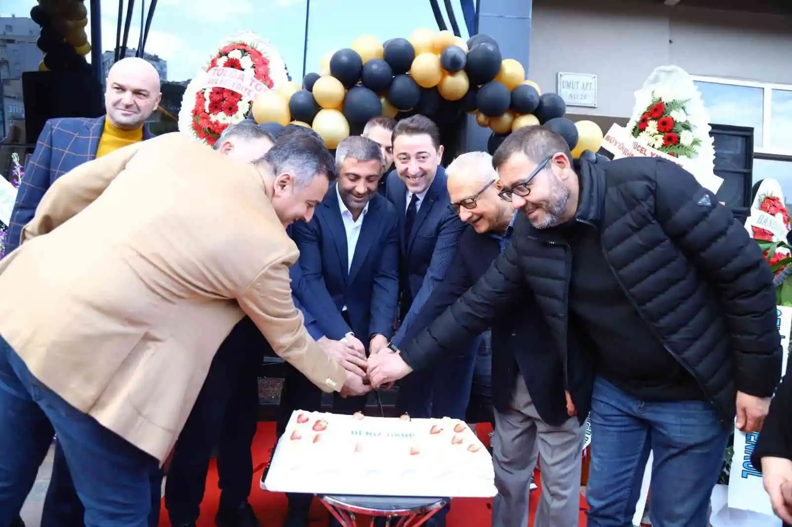 İş ve siyaset dünyasını buluşturan açılış
