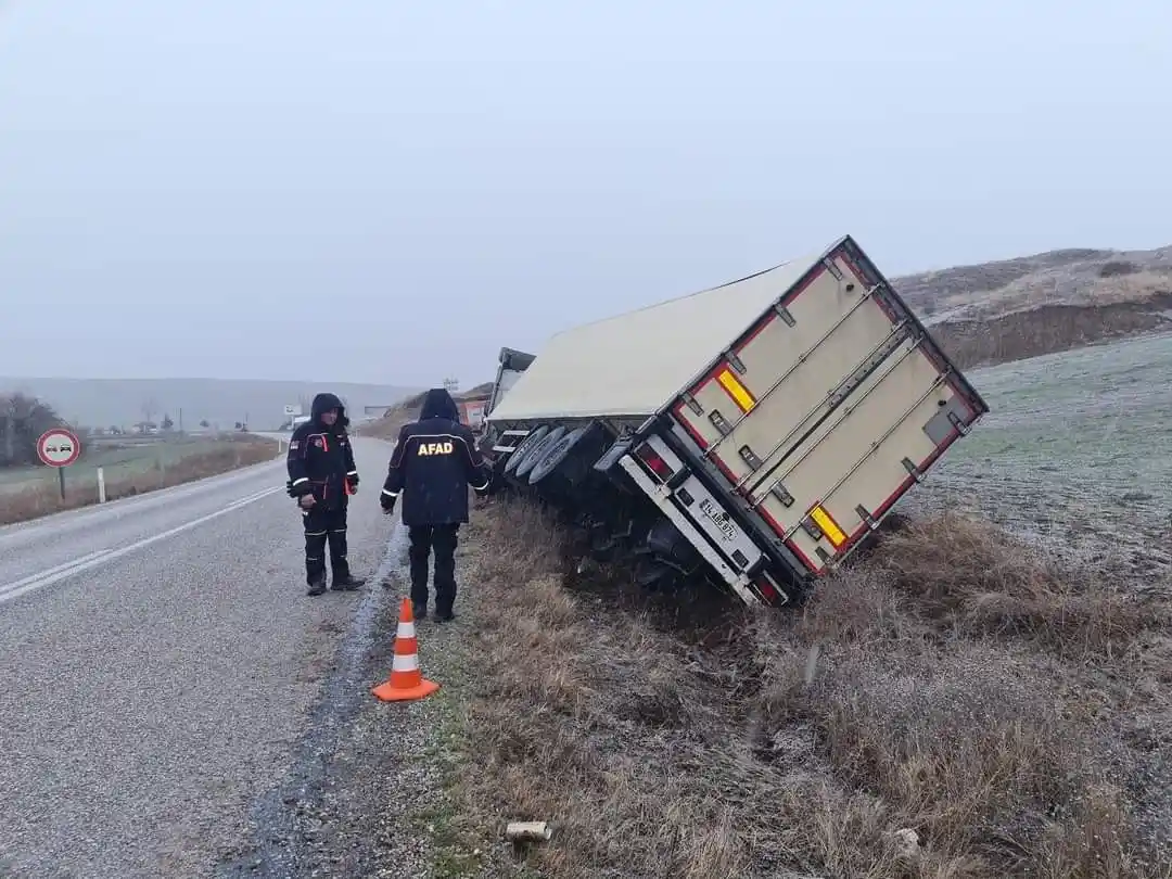 İskilip’te tavuk yüklü tır devrildi