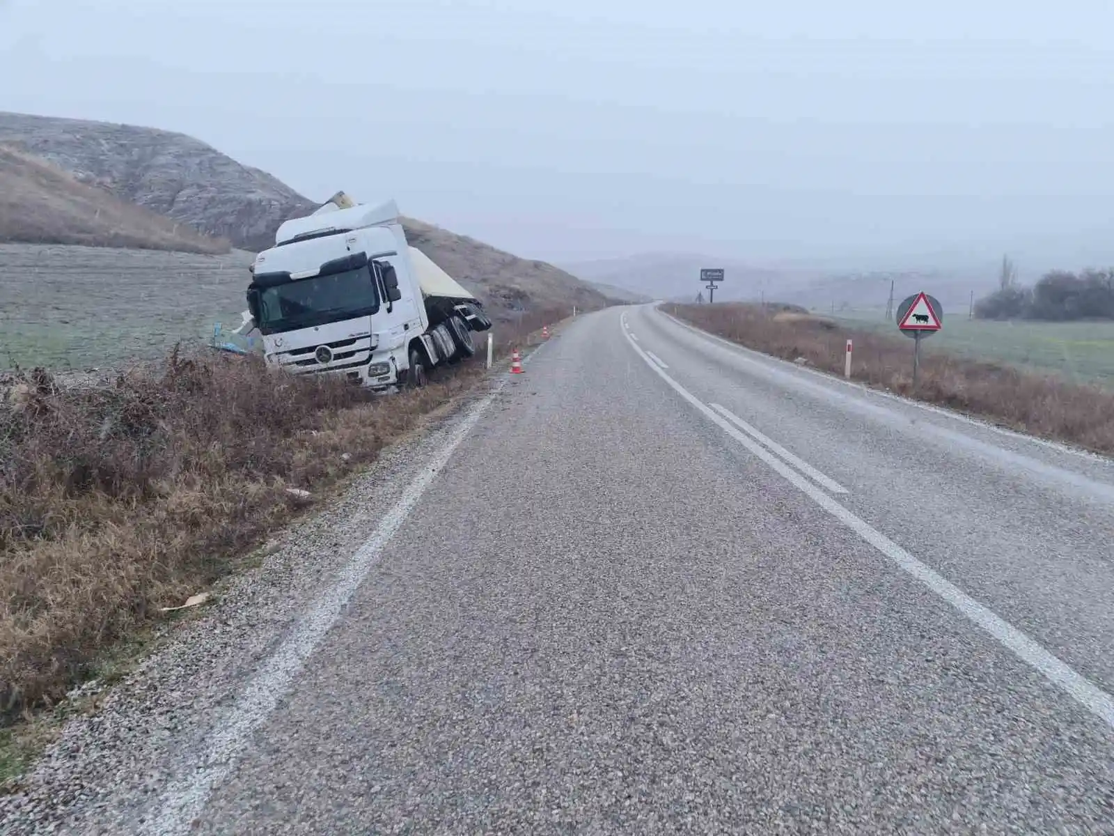 İskilip’te tavuk yüklü tır devrildi